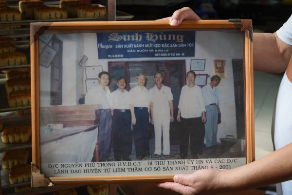 Năm 2001, Tổng bí thư, Chủ tịch nước Nguyễn Phú Trọng - khi đó là Bí thư Thành ủy Hà Nội - cùng các đồng chí lãnh đạo huyện Từ Liêm đã đến thăm cơ sở sản xuất bánh Trung thu Sinh Hùng.