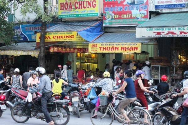 Các tiệm bánh trung thu truyền thống trên đường Tống Duy Tân lúc nào cũng đông kín người