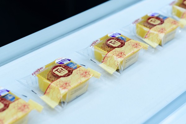 banh-trung-thu-kingdom-hop-4-banh-truyen-thong-150gr-thap-cam-lap-xuong-ga-quay-sot-xo-dau-xanh-la-dua-hat-sen-9