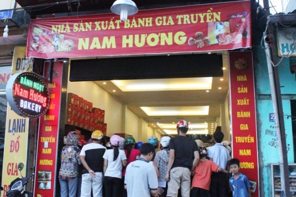 Cảnh chen nhau mua bánh ở phố Tống Duy Tân, TP Thanh Hóa