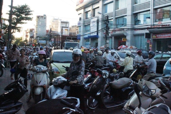 Xe cộ xếp đầy đường nên cảnh tắc đường thường xuyên xảy ra trên tuyến đường Tống Duy Tân