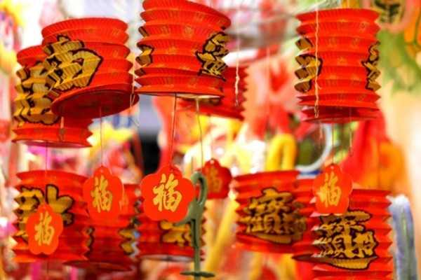 long-den-mon-qua-khong-the-thieu-ngay-ram-thang-8