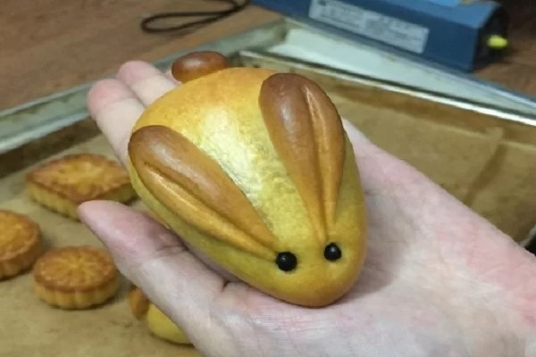 Tạo hình bánh trung thu con thỏ ngộ nghĩnh (Ảnh: internet)