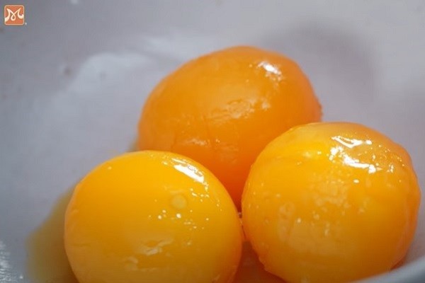 Nhân trứng muối sau khi nướng ở nhiệt độ 150oC
