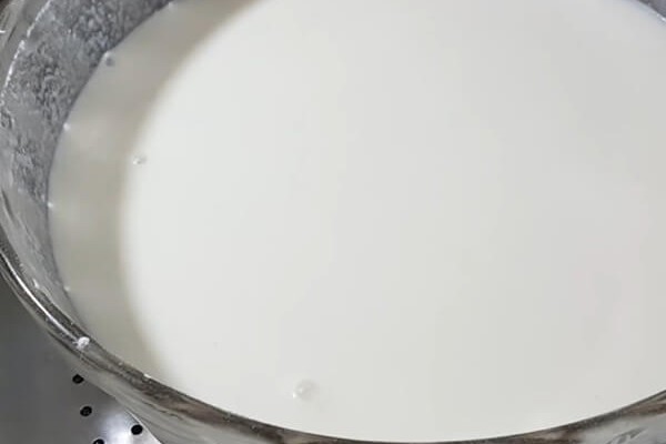 Cho bột vào xửng hấp 30 – 40 phút tới khi thấy bột đã trắng đục