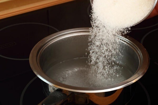 Cách làm bánh dẻo chay : Đun nước đường