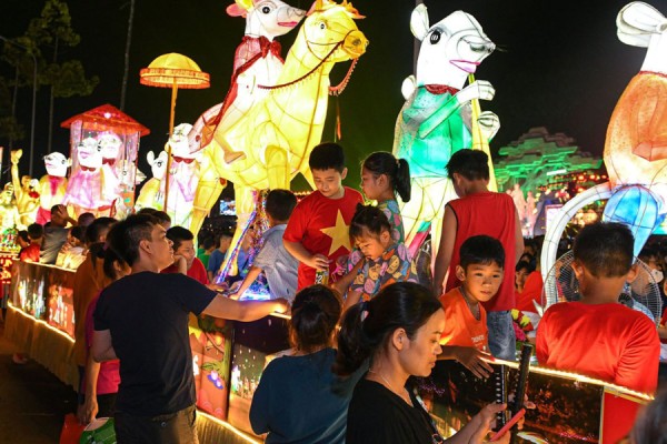 ruoc-den-nhon-nhip-trong-dem-trung-thu