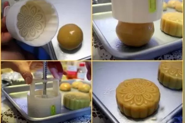 cho-phan-bot-vao-khuon-banh-trung-thu
