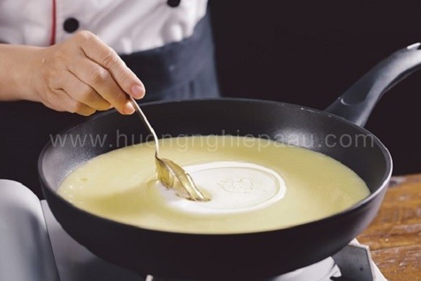 Sên nhân là bước quan trọng trong cách làm bánh Trung thu nhân đậu xanh
