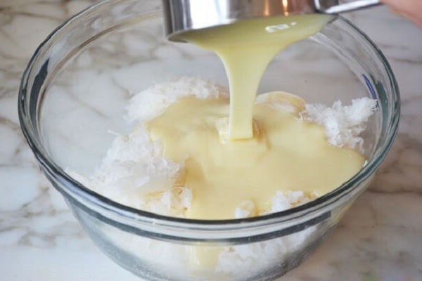 Dừa khô nạo sợi các bạn trộn với sữa đặc và ngâm trong khoảng 45 phút (Ảnh: Internet)