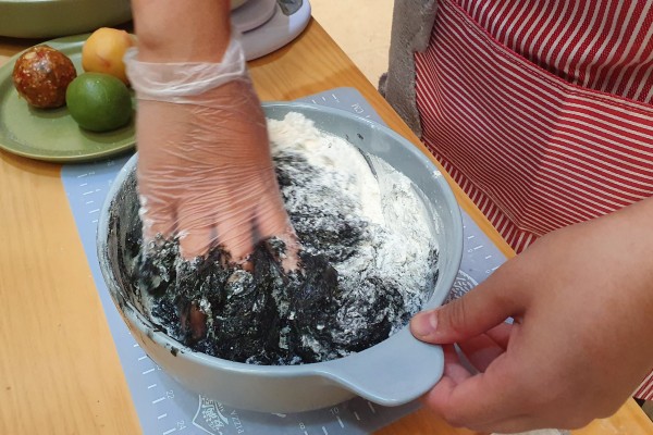 hut-mat-voi-banh-trung-thu-than-tre-cua-nu-sinh-9x-2