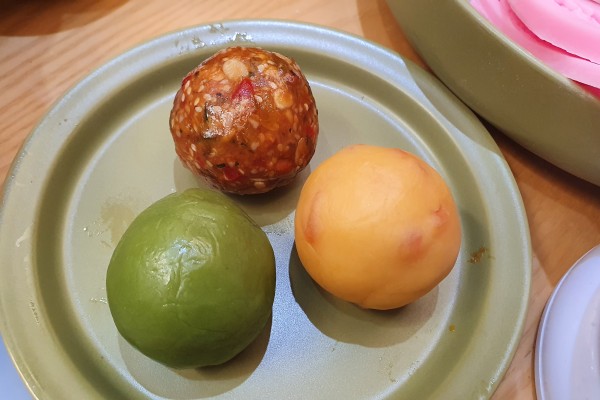 hut-mat-voi-banh-trung-thu-than-tre-cua-nu-sinh-9x-4