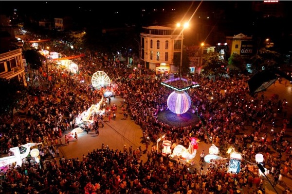 Hình ảnh mô hình đèn lồng được diễu hành quanh thành phố Tuyên Quang