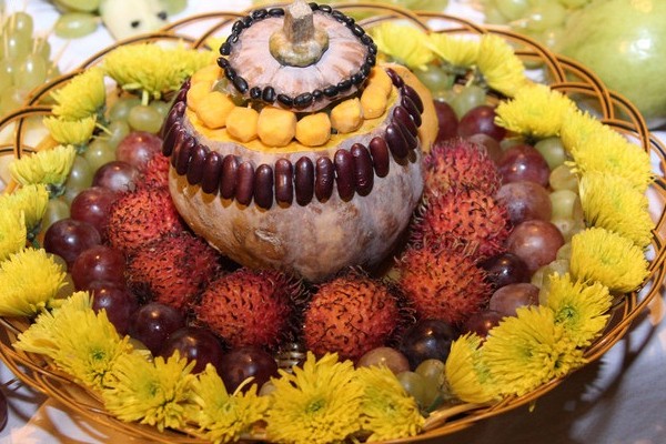 thoi-hon-sac-mau-voi-y-tuong-trang-tri-thap-hoa-qua-tinh-te-va-thu-hut-moi-anh-nhin
