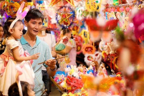 den-ong-sao-mang-den-khong-gian-day-mau-sac-trong-dip-trung-thu