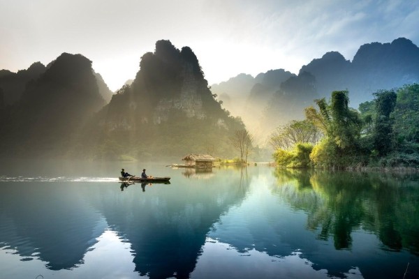 Hồ Na Hang đẹp thơ mộng. (travel.com.vn)