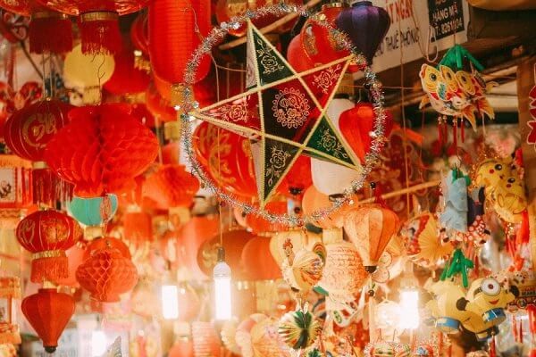 Phố xá nhộn nhịp cùng hàng ngàn ánh đèn sắc màu từ những chiếc lồng đèn trung thu với đủ hình thù và kích cỡ. Phố xá nhộn nhịp cùng hàng ngàn ánh đèn sắc màu từ những chiếc lồng đèn trung thu với đủ hình thù và kích cỡ.