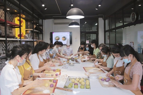 Lớp Chuyên đề Bánh trung thu hiện đại tại Hướng nghiệp Á Âu thu hút đông đảo học viên tham gia.
