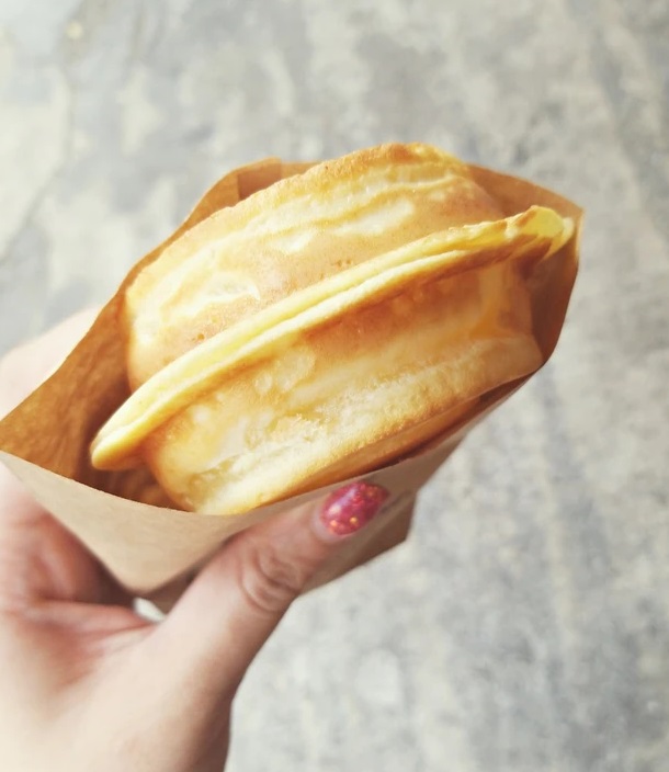 Vỏ bánh tương tự bánh waffle hay pancake bình thường, với phần rìa giòn và phần giữa mềm.