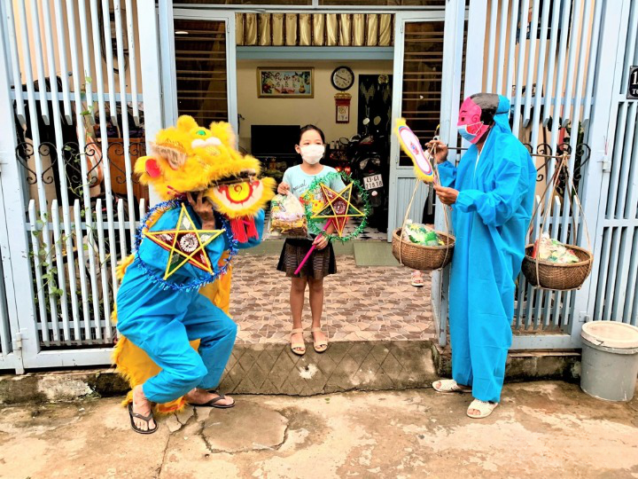 Các em nhỏ ở Đà Nẵng hào hứng nhận quà từ ông địa, chú lân không chuyên