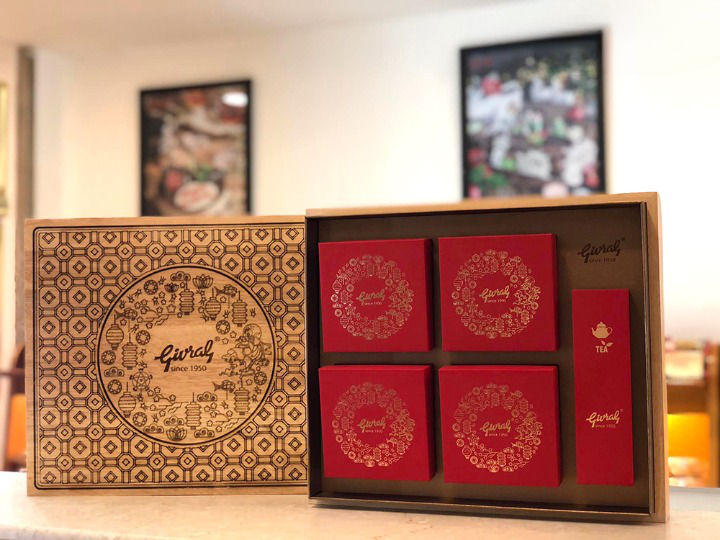 Hộp bánh Givral Đặc Biệt được tặng kèm 1 hộp trà olong 50g, rất thích hợp để chọn làm quà tặng trang trọng.