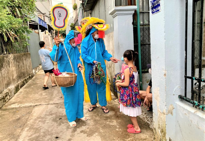 Các em nhỏ ở Đà Nẵng hào hứng nhận quà từ ông địa, chú lân không chuyên