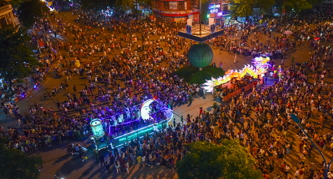 Lễ hội Thành Tuyên là một trong những lễ hội đặc sắc của điểm đến này, trong ảnh, những mô hình lồng đèn trung thu được diễu hành trên phố cho du khách, người dân tham quan, trước thời điểm dịch Covid-19